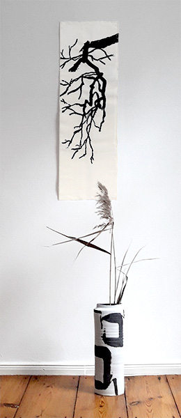 Winter, Zusammenarbeit mit Rachel Kyle, Holzschnitt mit Keramik-Vase, Holzschnitt 96 x 33 cm, 2022