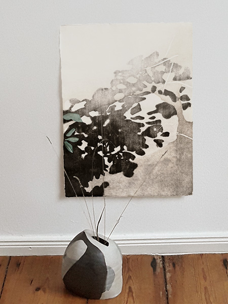 Sommerschattten, Zusammenarbeit mit Rachel Kyle, Holzschnitt mit Keramik-Vase, Holzschnitt 54 x 40 cm, 2022